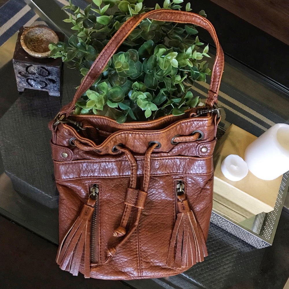 SMALL LIGHT BROWN FRINGE BUCKET BAG
